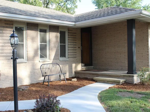 12 Magnolia Dr, Moro, IL 62067