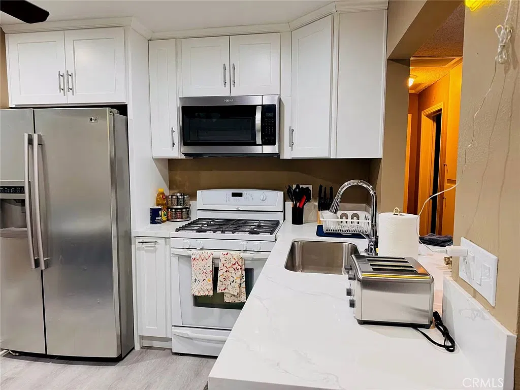 2 bed, 806 sqft, $3,350 — Photo 3