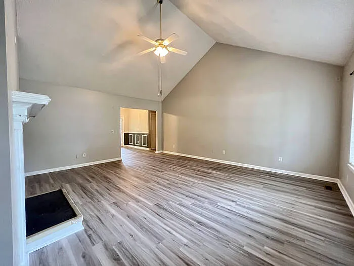 3 bed, 2.0 bath, 1372 sqft, $1,600 — Photo 4