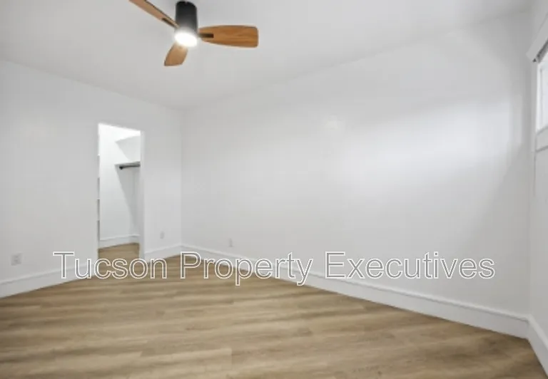 824 E 10th St #L — Photo 13