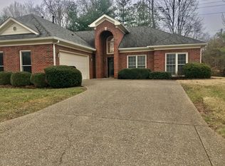 10000 Forest Village Ln, Louisville, KY 40223