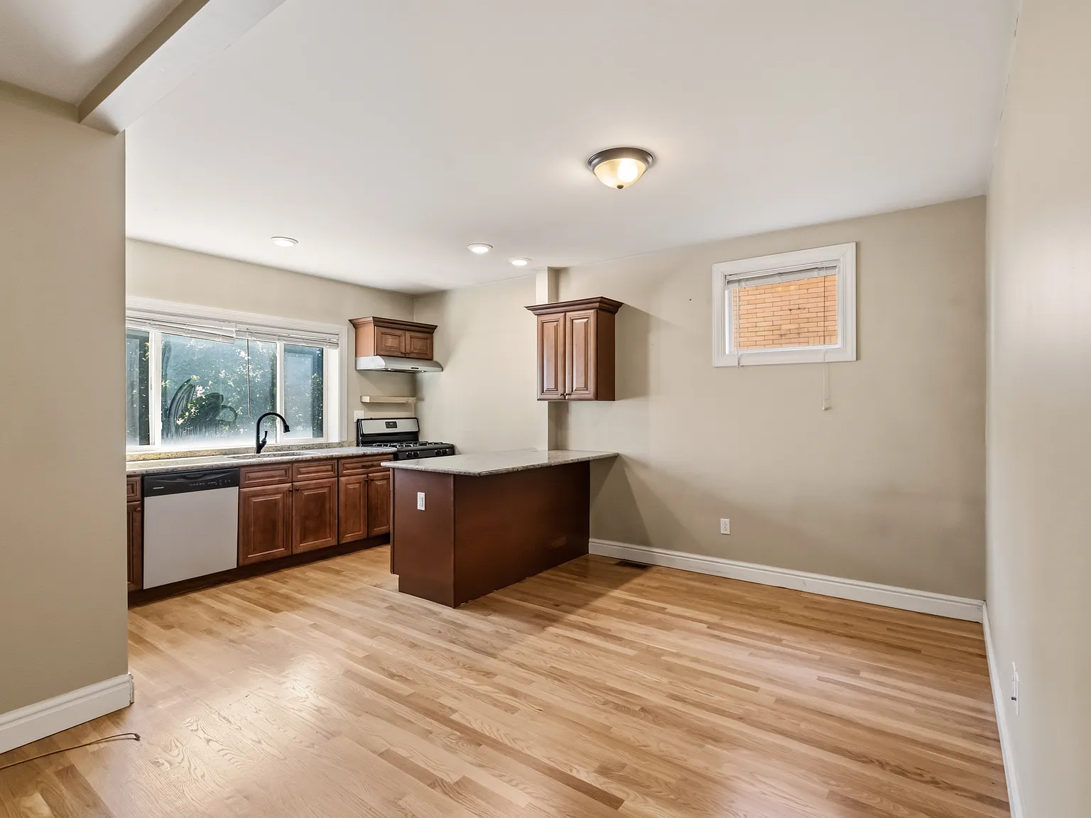 5836 Beacon St — Photo 4
