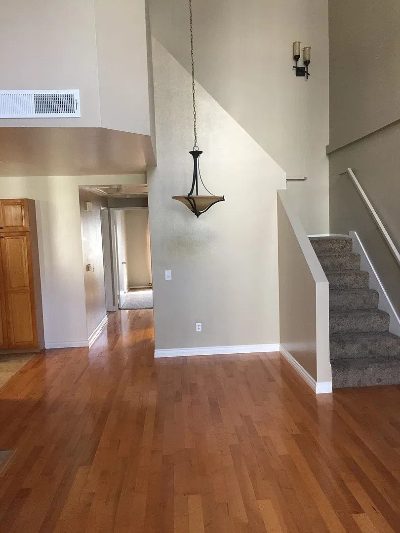 Large 2 bedroom 2 bath Condo with a den/office space on the second floor — Photo 3
