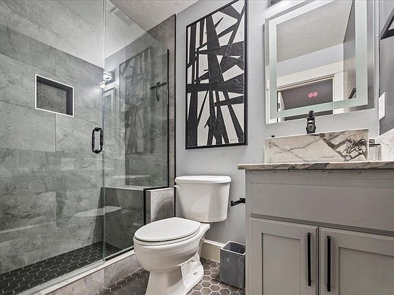 Upstairs Bathroom https://panthermedia.hd.pics/1238-N-Sevenoaks-Pl