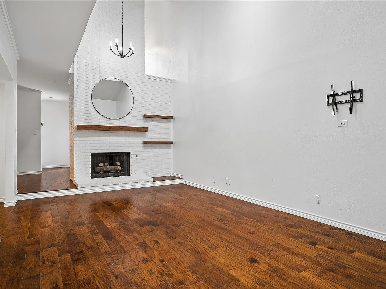 3 bed, 3.0 bath, 2444 sqft, $3,800 — Photo 4
