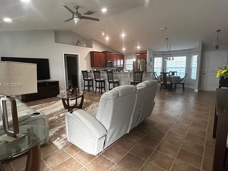 180 SW Voltair Ter — Photo 21