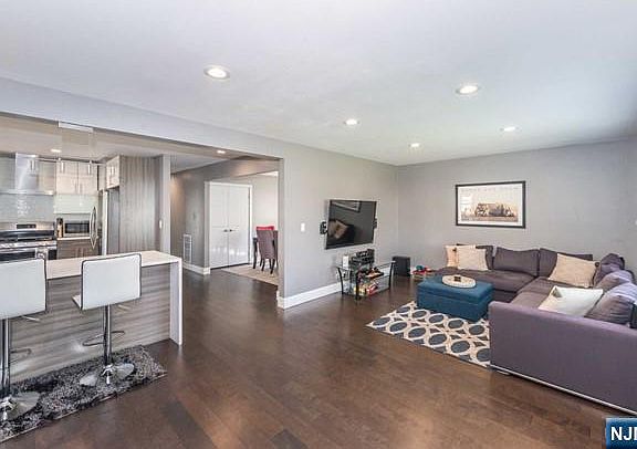 3rd image of 98 Scoles Ave