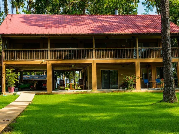303 Riley Lake Dr, Hawthorne, FL 32640