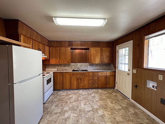 4th image of 3211-3233 NE Follett St #3211
