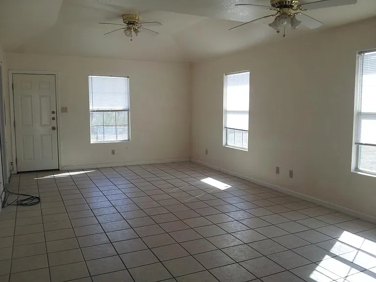 544 Crest Circle Dr — Photo 3
