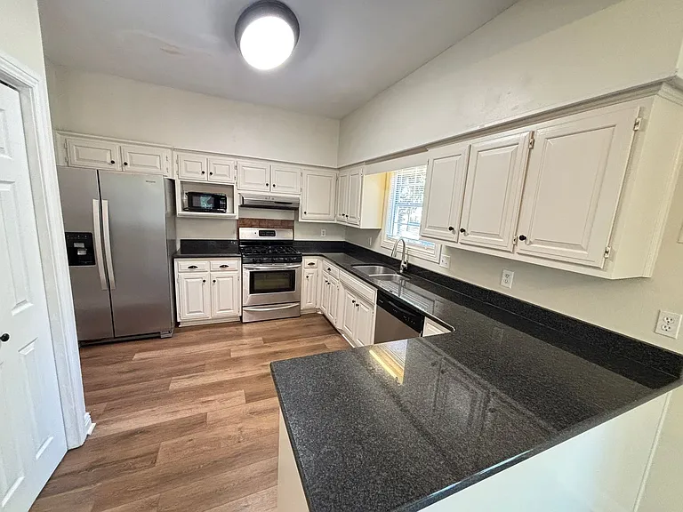 1823 W Berry St — Photo 9