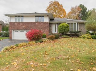 24 Cawfield Ln, Melville, NY 11747