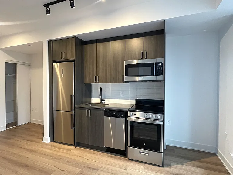 758 Dovercourt Rd #506 — Photo 6
