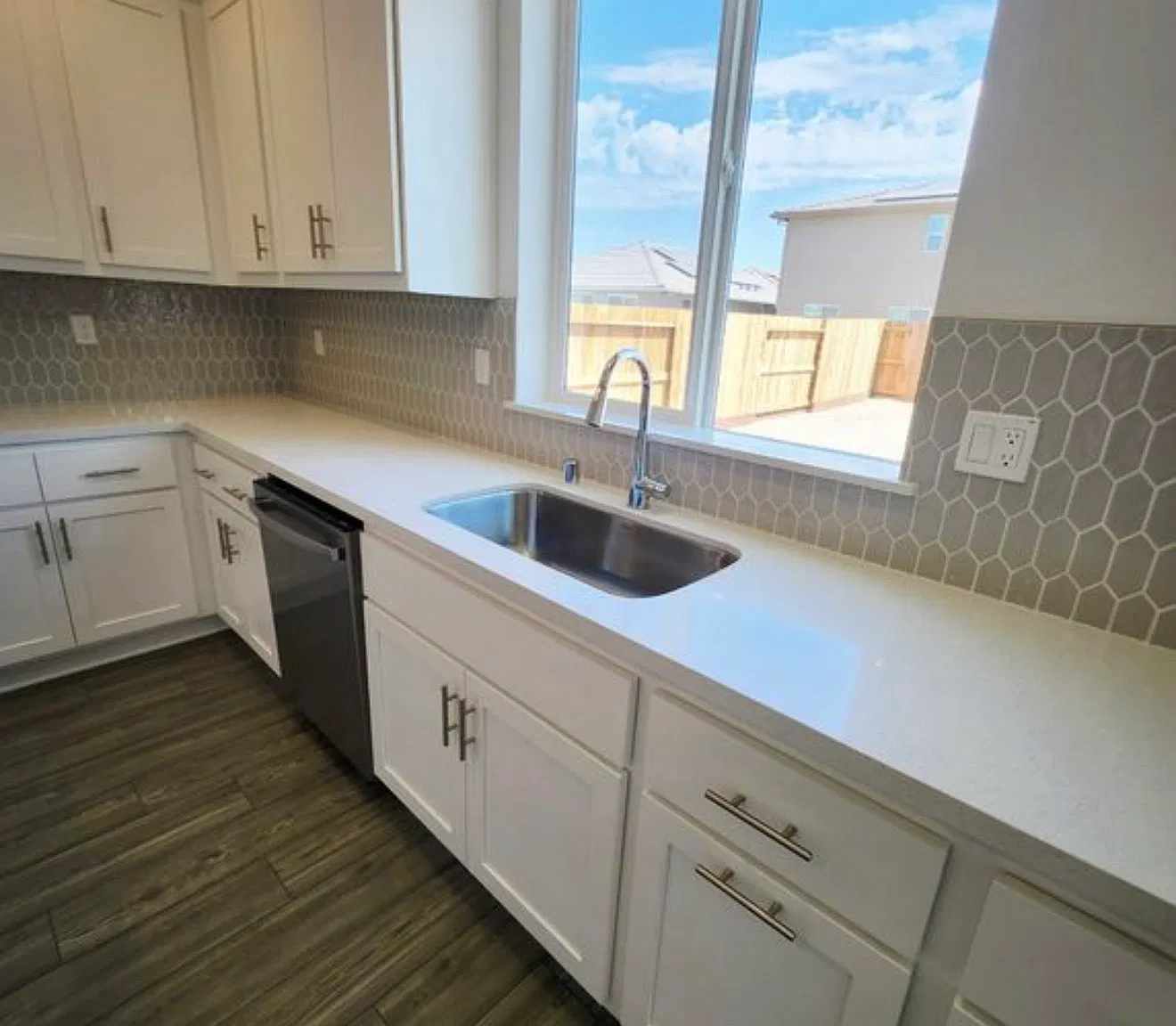 5 bed, 2725 sqft, $3,200 — Photo 4