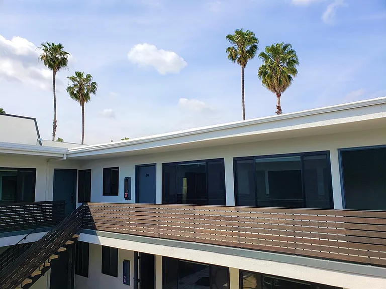 1330 N Martel Ave — Photo 31