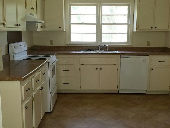 3rd image of 1060 Avenue Of Pnes