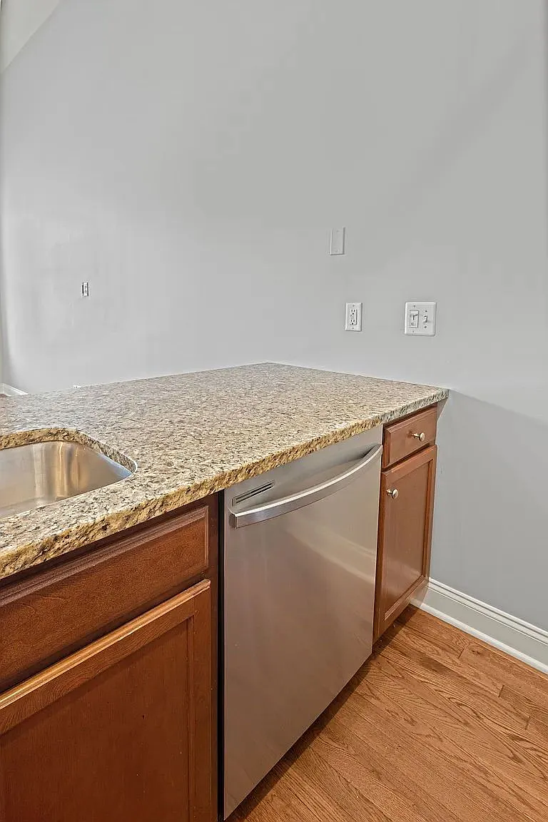 1 bed, 1.0 bath, 705 sqft, $1,645 — Photo 2