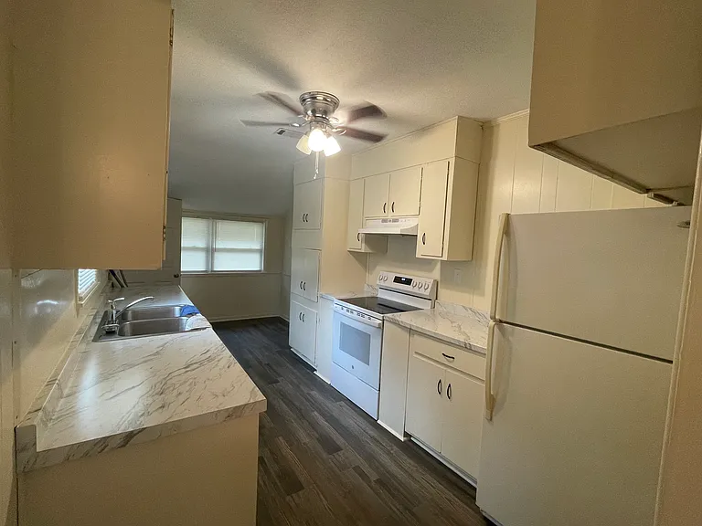 209 E Howard St — Photo 10