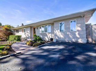 19 Ridgewood Dr, Shirley, NY 11967