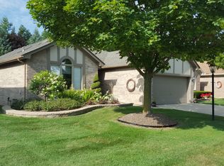6989 Carriage Creek Dr. In Copper Creek Sub, Washington Twp, MI 48094