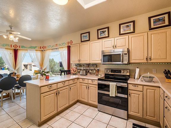 3rd image of 810 Calle Coronado SE