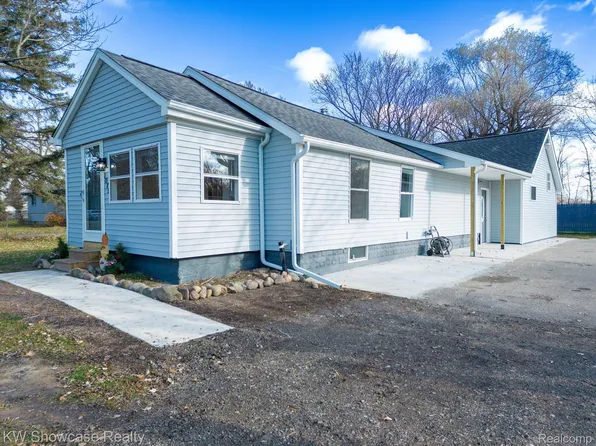 1079 Glendale St, Burton, MI 48509