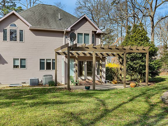 3rd image of 10 Whispering Woods Dr