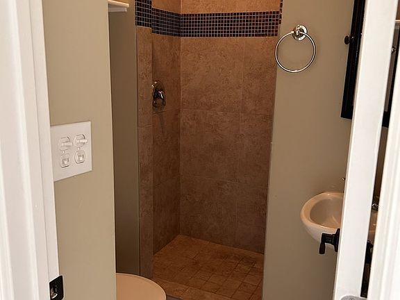 4th image of 563 22nd St APT 4D