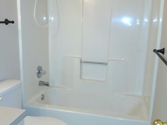 5th image of 511 E Lake Cir