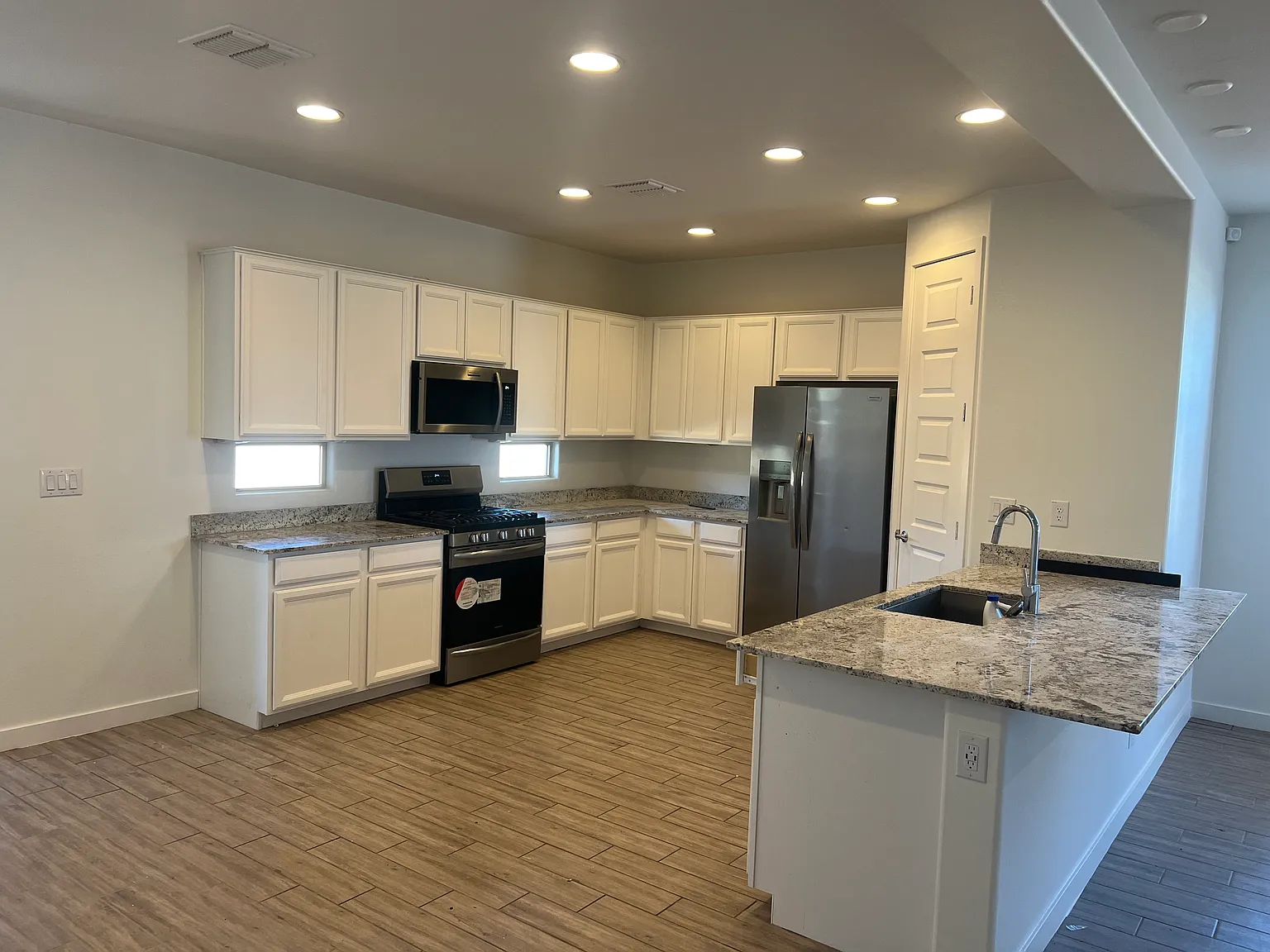 4 bed, 1797 sqft, $1,975 — Photo 2