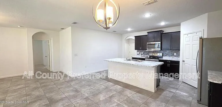 242 Guinevere Dr SW — Photo 4