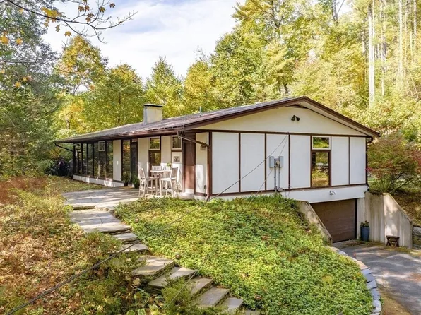 144 N Valley Rd, Pelham, MA 01002