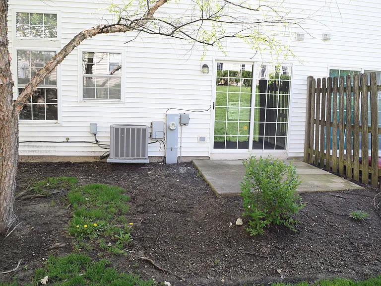 460 Lancaster Dr — Photo 3
