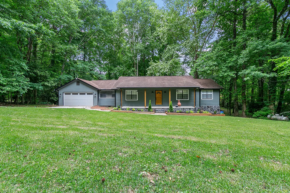Building Photo - 209 Pinewood Ln