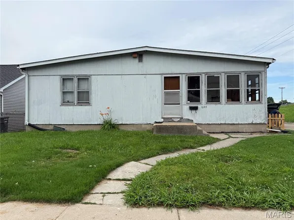 1835 Market St, Madison, IL 62060