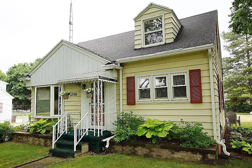2306 Lancaster Blvd photo 1