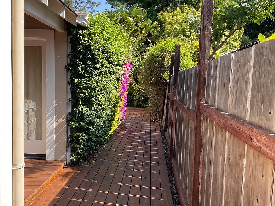 Approach to cottage