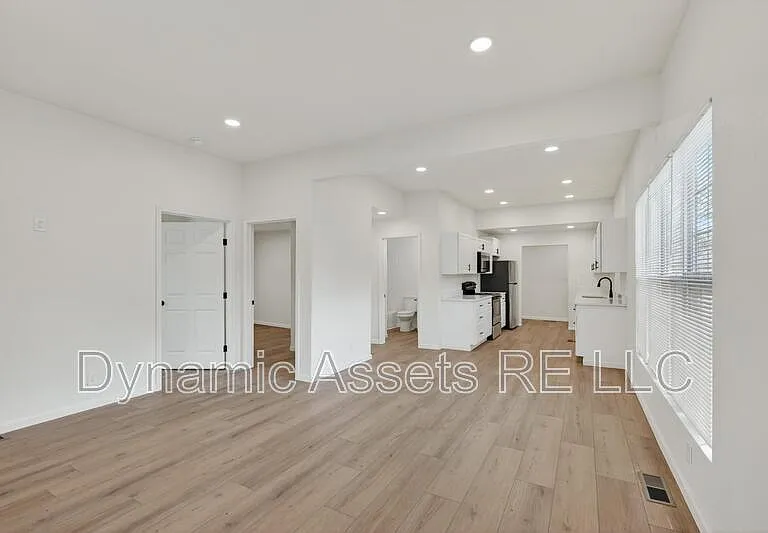 542 E 23rd St — Photo 2