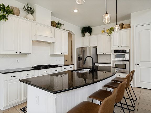 4th image of 500 Castlewood Dr