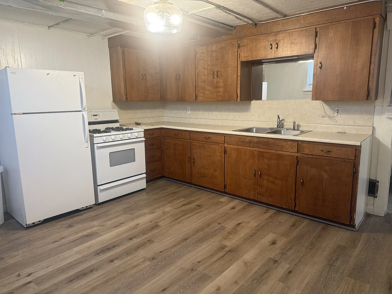 1 bed, 1.0 bath, 1020 sqft, $900 — Photo 2