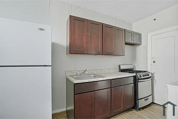 1806 W Champlost St #304 — Photo 10