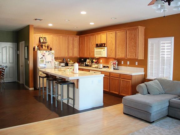 3rd image of 675 Carnelian Ave