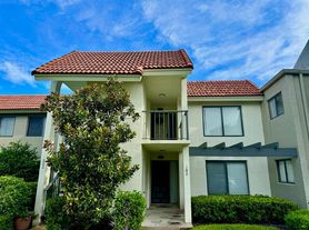 5560 Fairway Park Dr