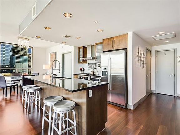 5th image of 300 Bowie St APT 901