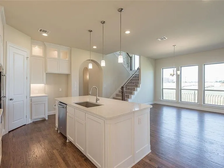 560 Thoroughbred Ave — Photo 8
