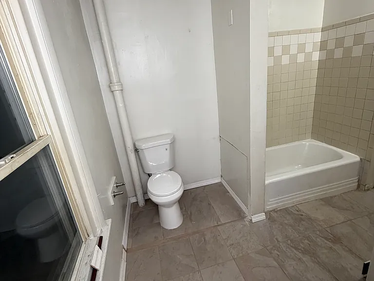 422 E Court St — Photo 12