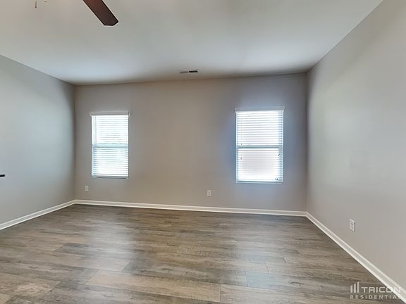 4th image of 909 Little Dog Ln