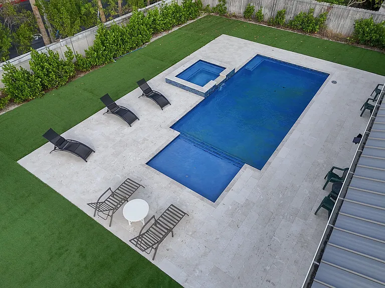 615 NE 15th Pl — Photo 34