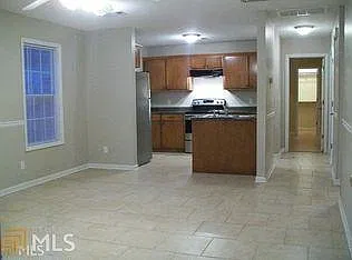 3 bed, 1100 sqft, $1,081 — Photo 2