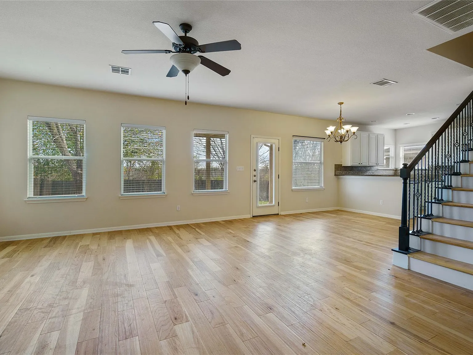 4 bed, 2.5 bath, 2099 sqft, $2,195 — Photo 3